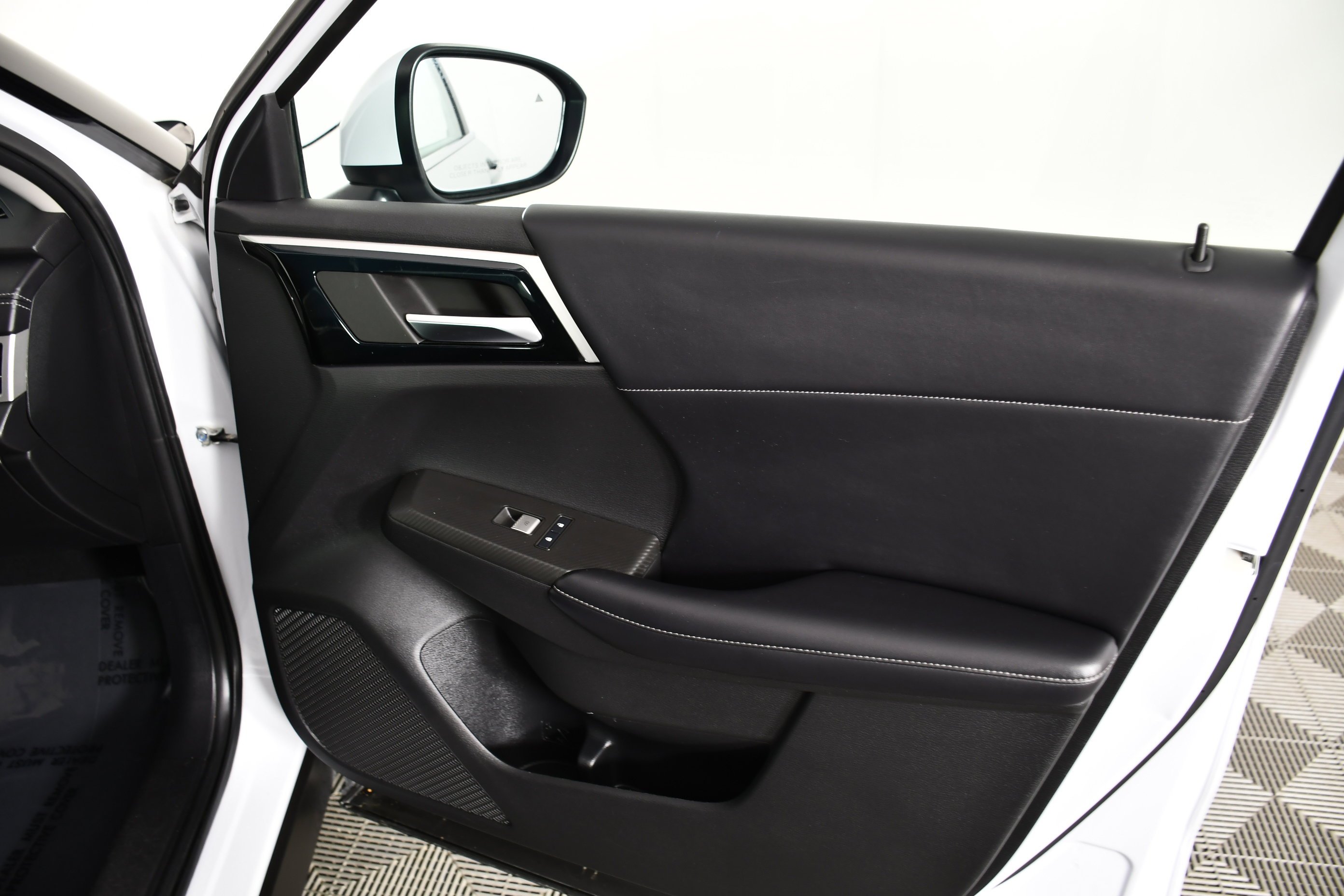 Certified Used 2022 White Diamond Mitsubishi SE image 39