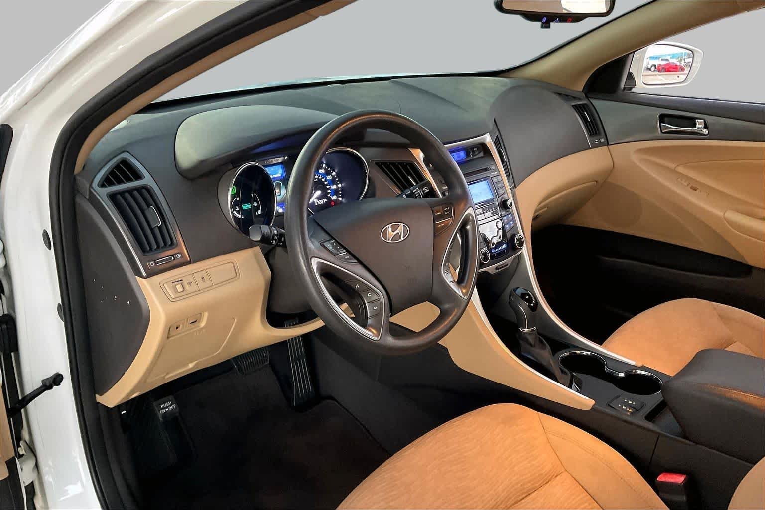 Used 2013 Porcelain White Pearl Hyundai  image 17
