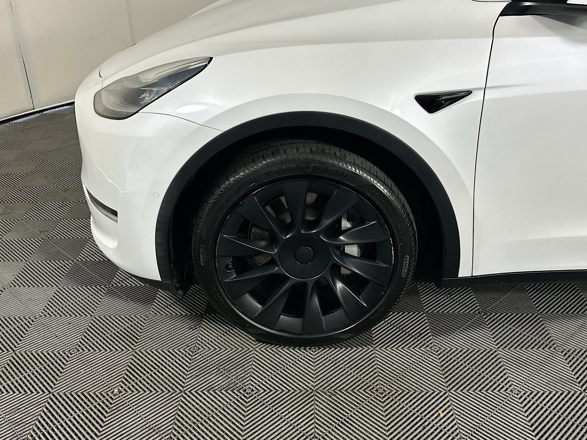 Used 2021 White Tesla Standard Range image 11