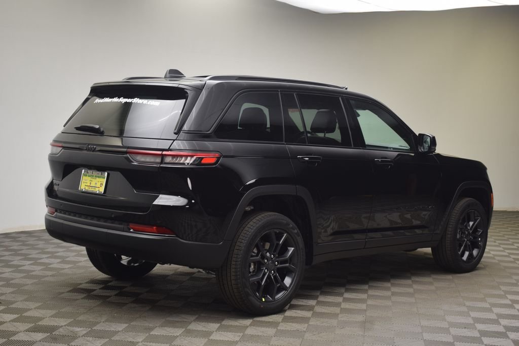 New 2025 Diamond Black Crystal Pearl-Coat Exterior Paint Jeep Limited image 6
