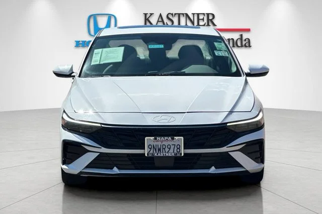 Used 2025 White Hyundai SEL Convenience image 10