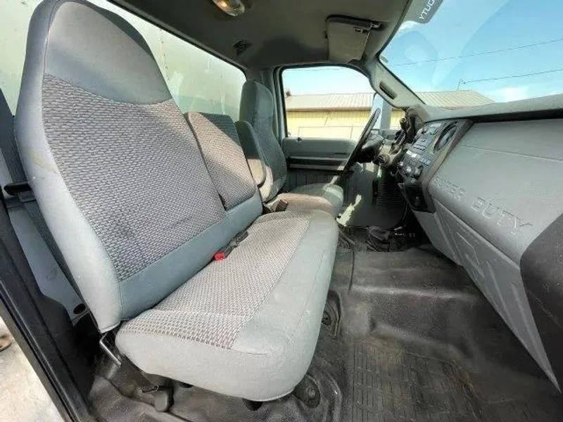 2015 Ford F-650 - Photo 15