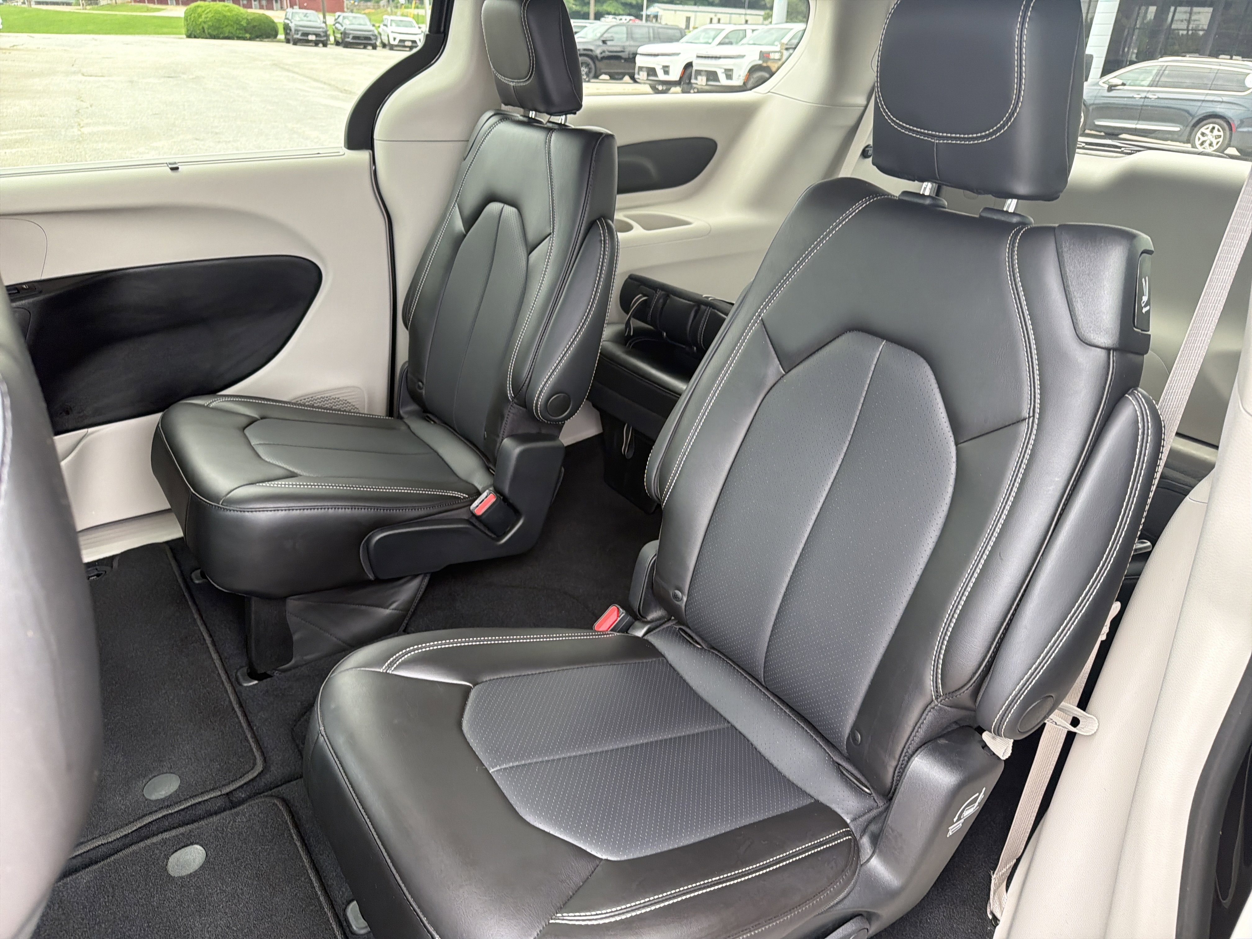 Used 2023 Granite Crystal Metallic Clearcoat Chrysler Touring L image 20