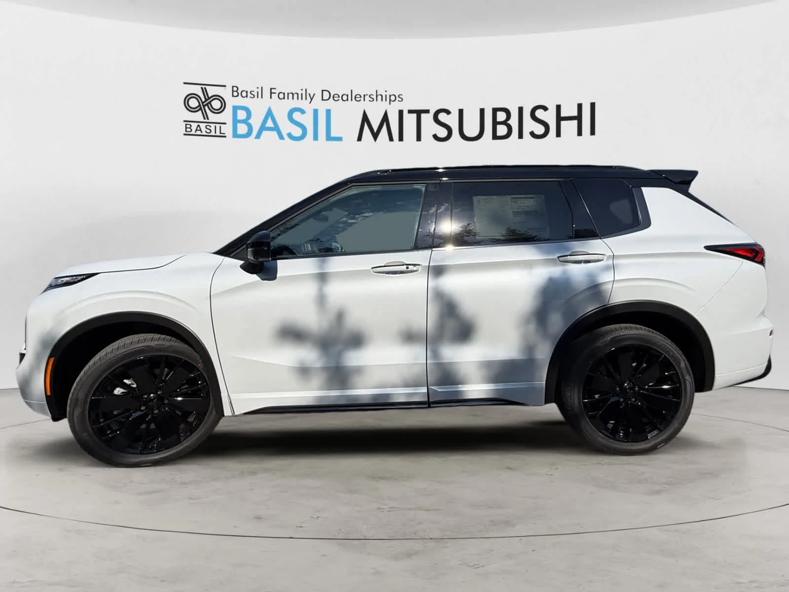 New 2026 White Diamond/Black Roof Mitsubishi Black Edition image 2