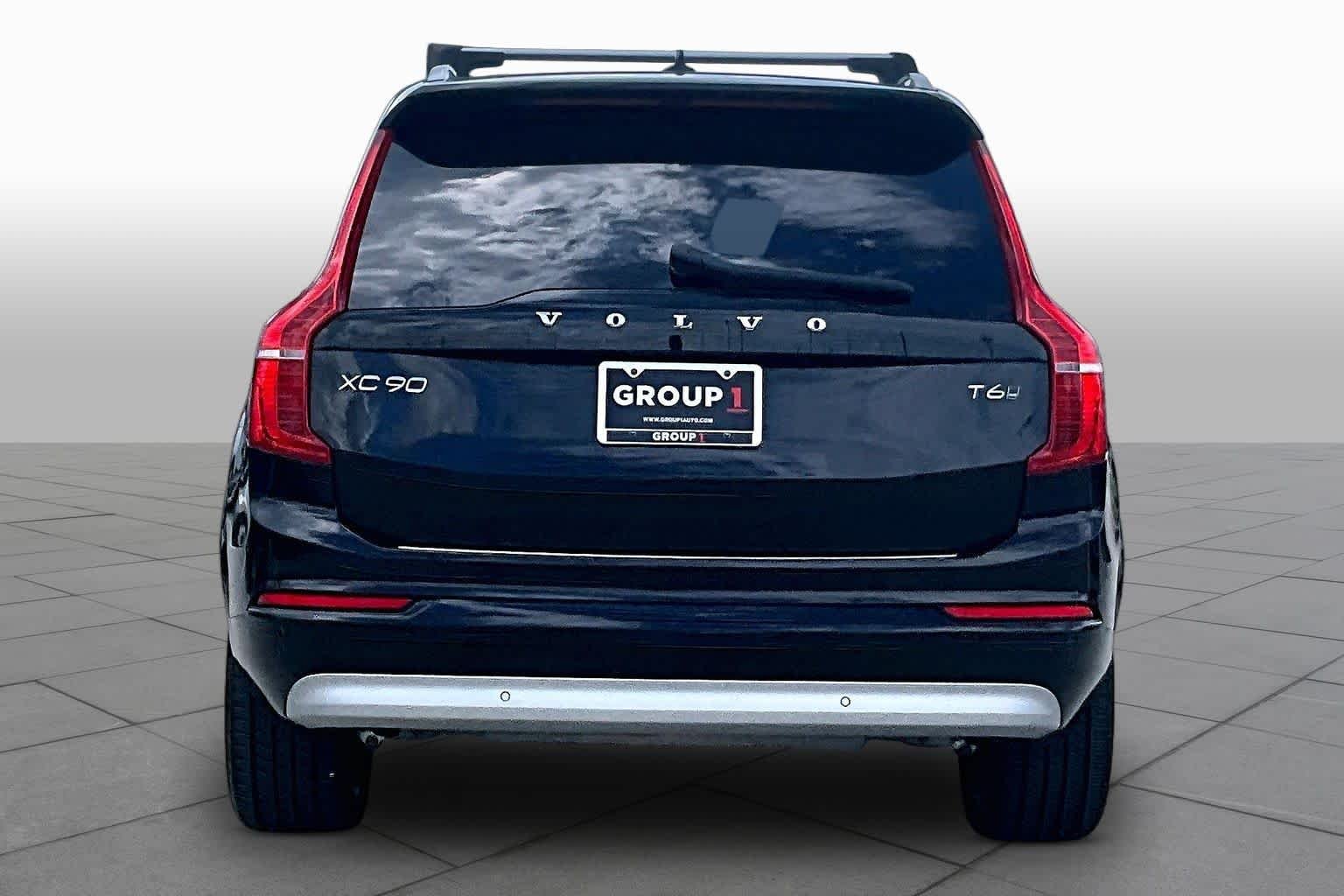 Used 2022 Onyx Black Metallic Volvo Momentum image 4