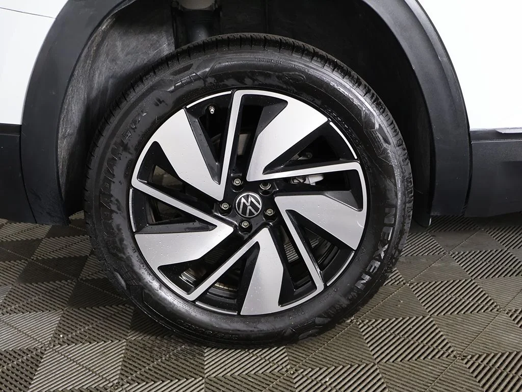 Used 2025 White Volkswagen 2.0T SE w/Technology image 21
