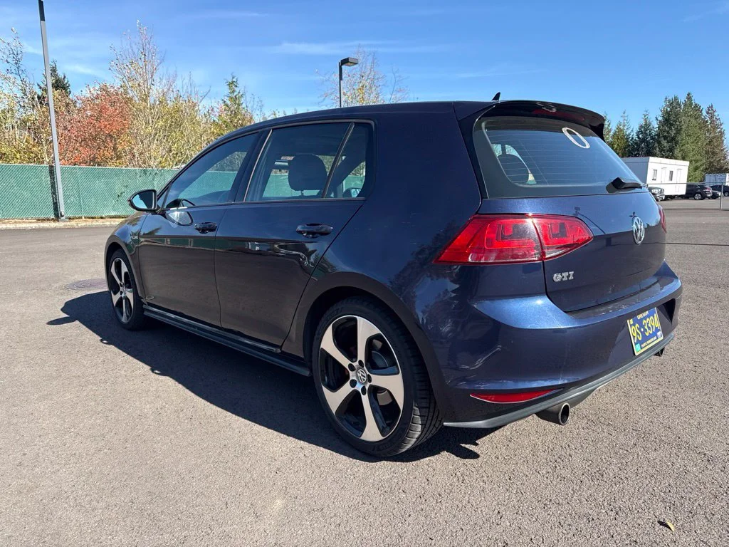 Used 2015 Night Blue Metallic Volkswagen 2.0T SE image 5