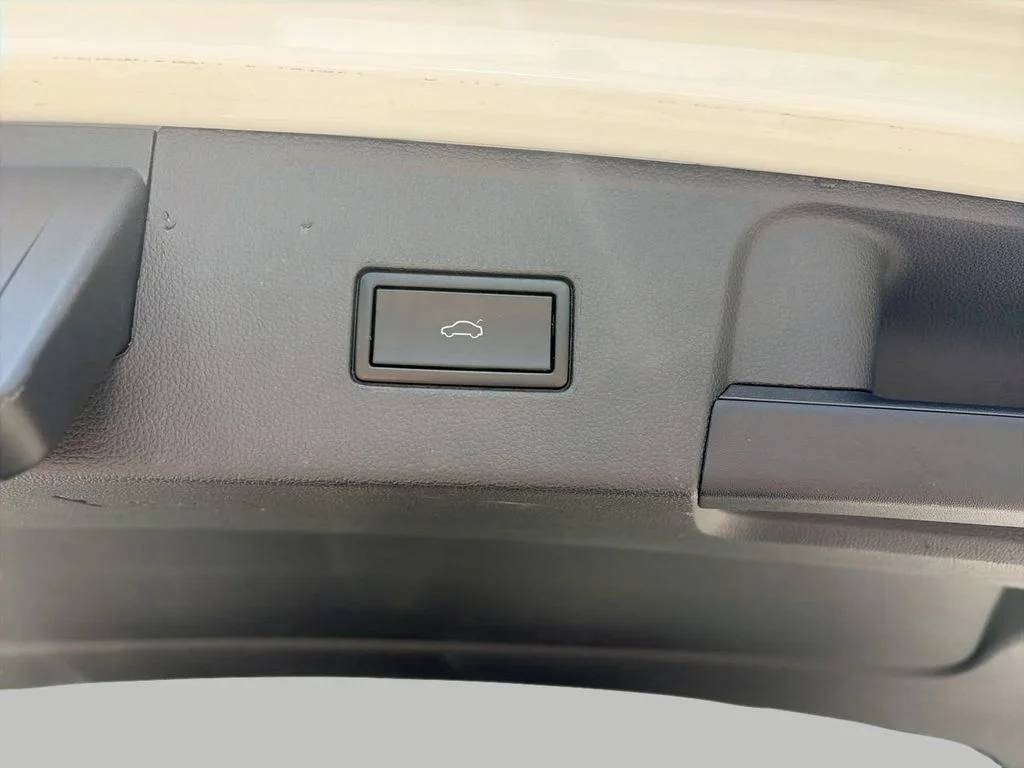 Used 2019 Pure White Volkswagen SEL image 8