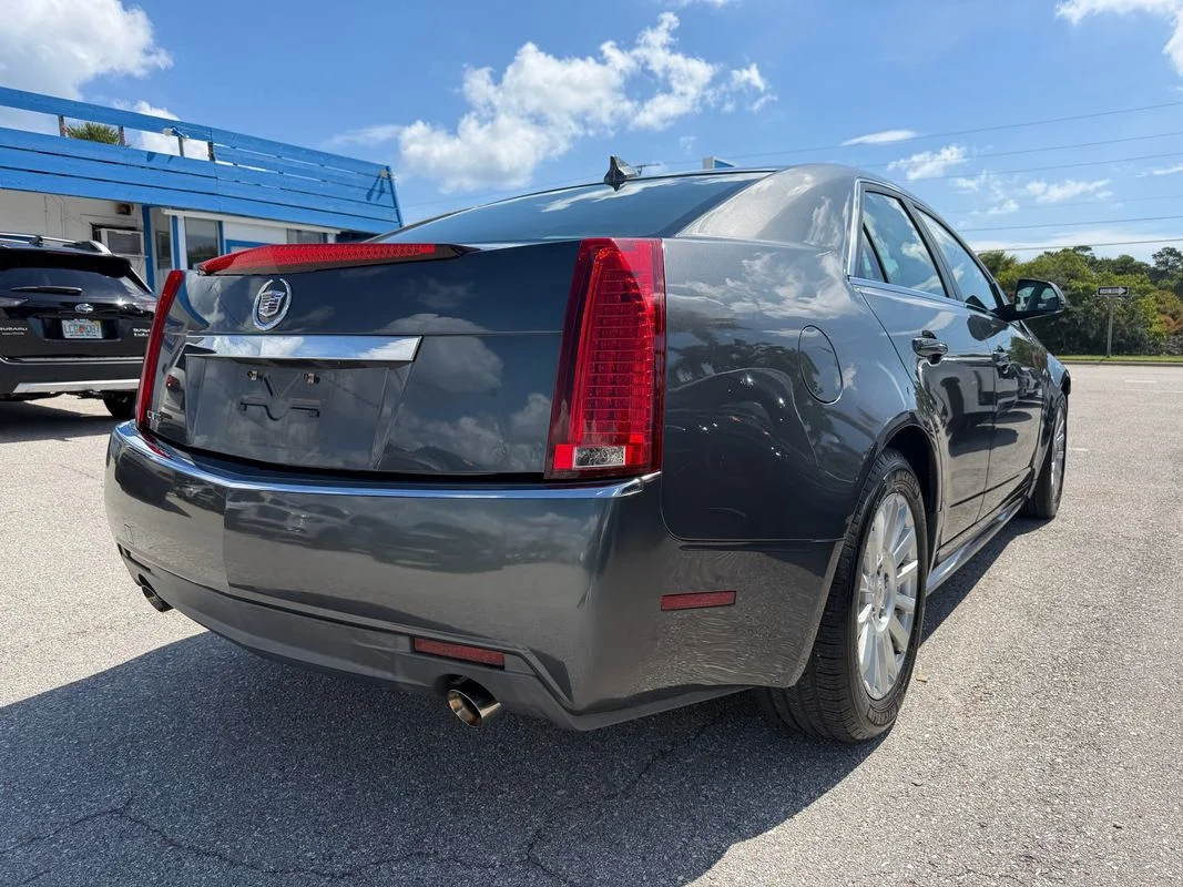 Used 2010  Cadillac Luxury image 4