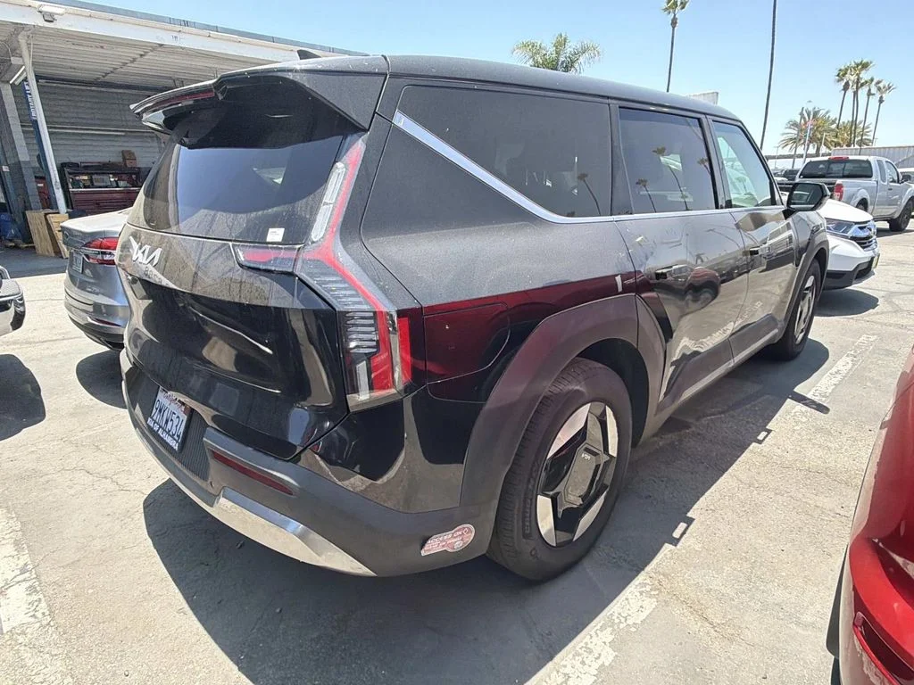 Used 2024 Aurora Black Pearl Kia Light Long Range image 4