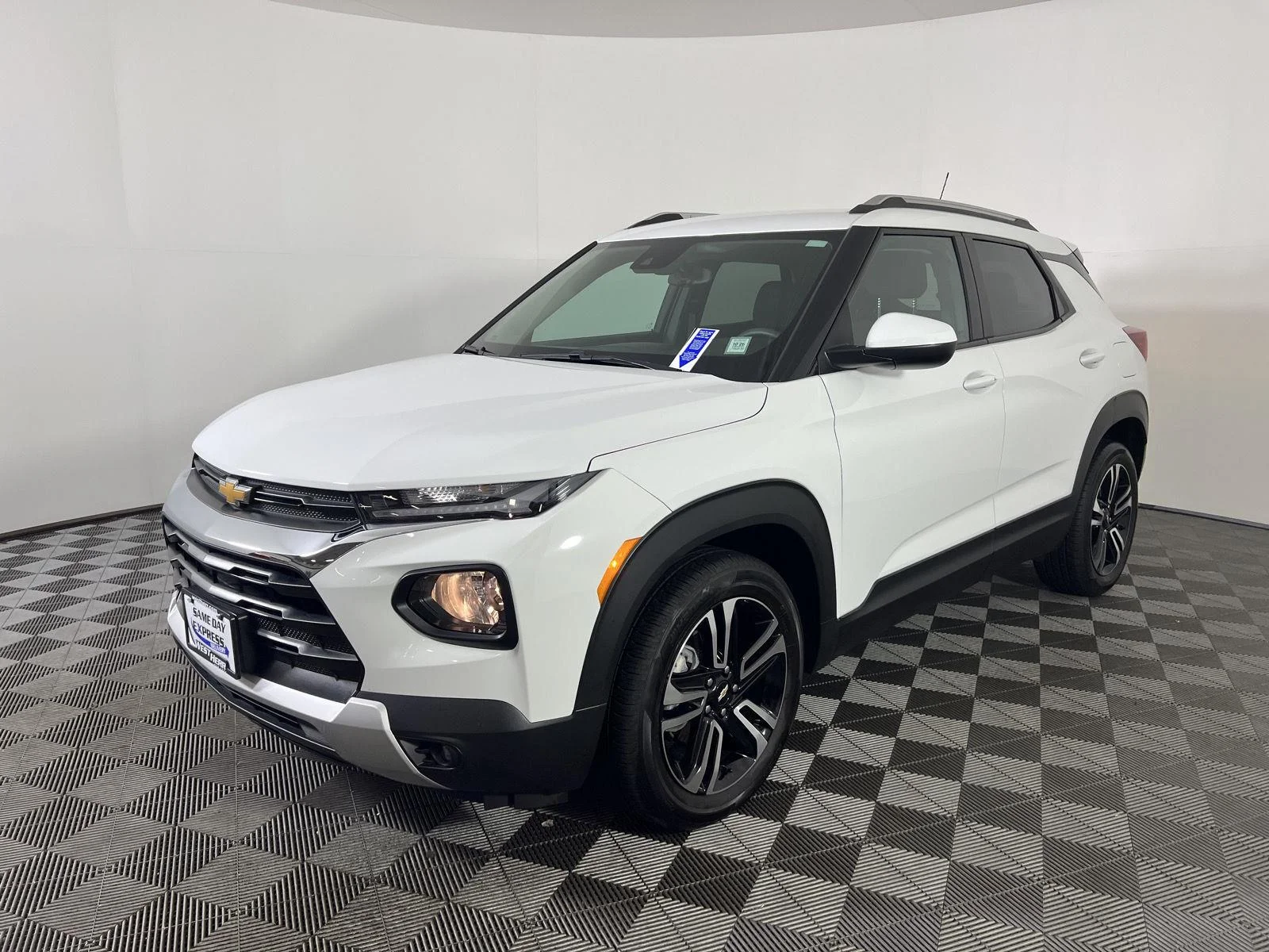 Used 2023 Summit White Chevrolet LT image 4