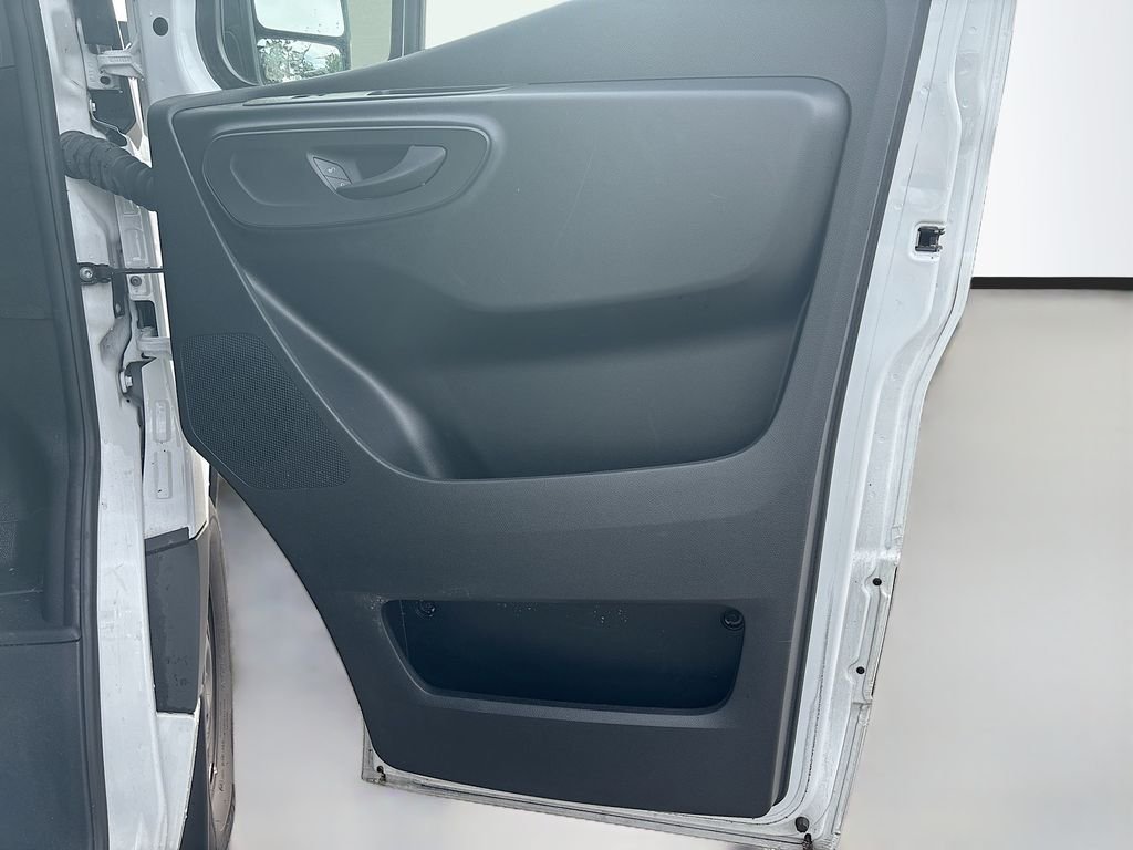 Used 2024  Mercedes-Benz Cargo 144 WB image 19