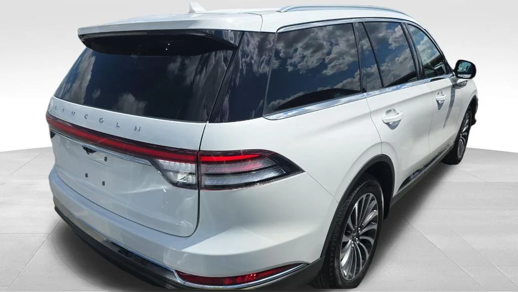 Used 2021 White Lincoln Reserve image 4