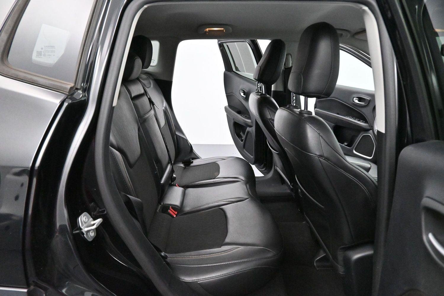 Used 2018 Diamond Black Crystal Pearlcoat Jeep Latitude image 27
