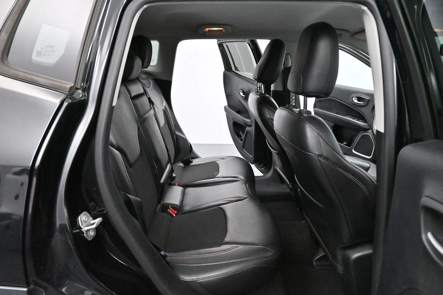 Used 2018 Diamond Black Crystal Pearlcoat Jeep Latitude image 27