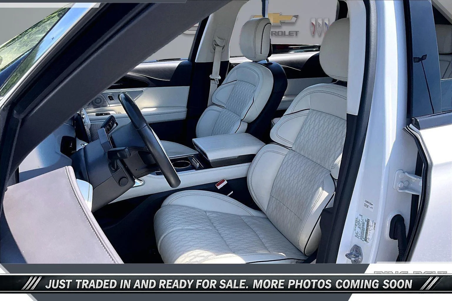Used 2024 White Platinum Metallic Tri-Coat Lincoln Black Label image 18