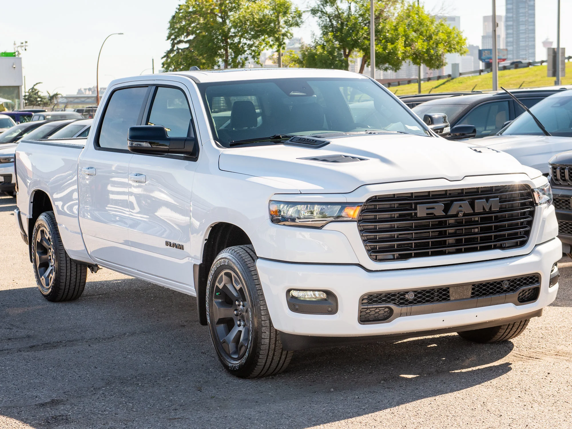 New 2026 White RAM Sport* Crew Cab 4x4, Panoramic Sunroof, Heated Seats/Wheel, Nav image 9