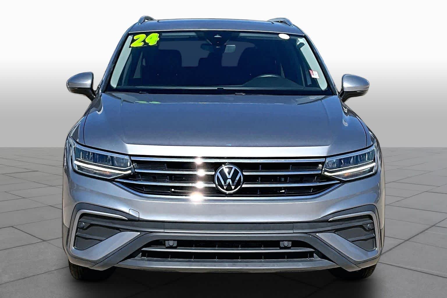 Used 2024 Pyrite Silver Metallic Volkswagen SE image 4