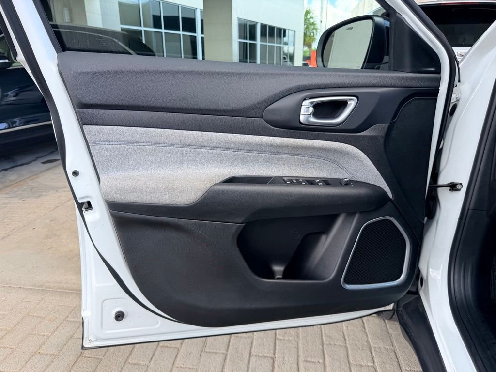 Used 2024 White Jeep Latitude image 10