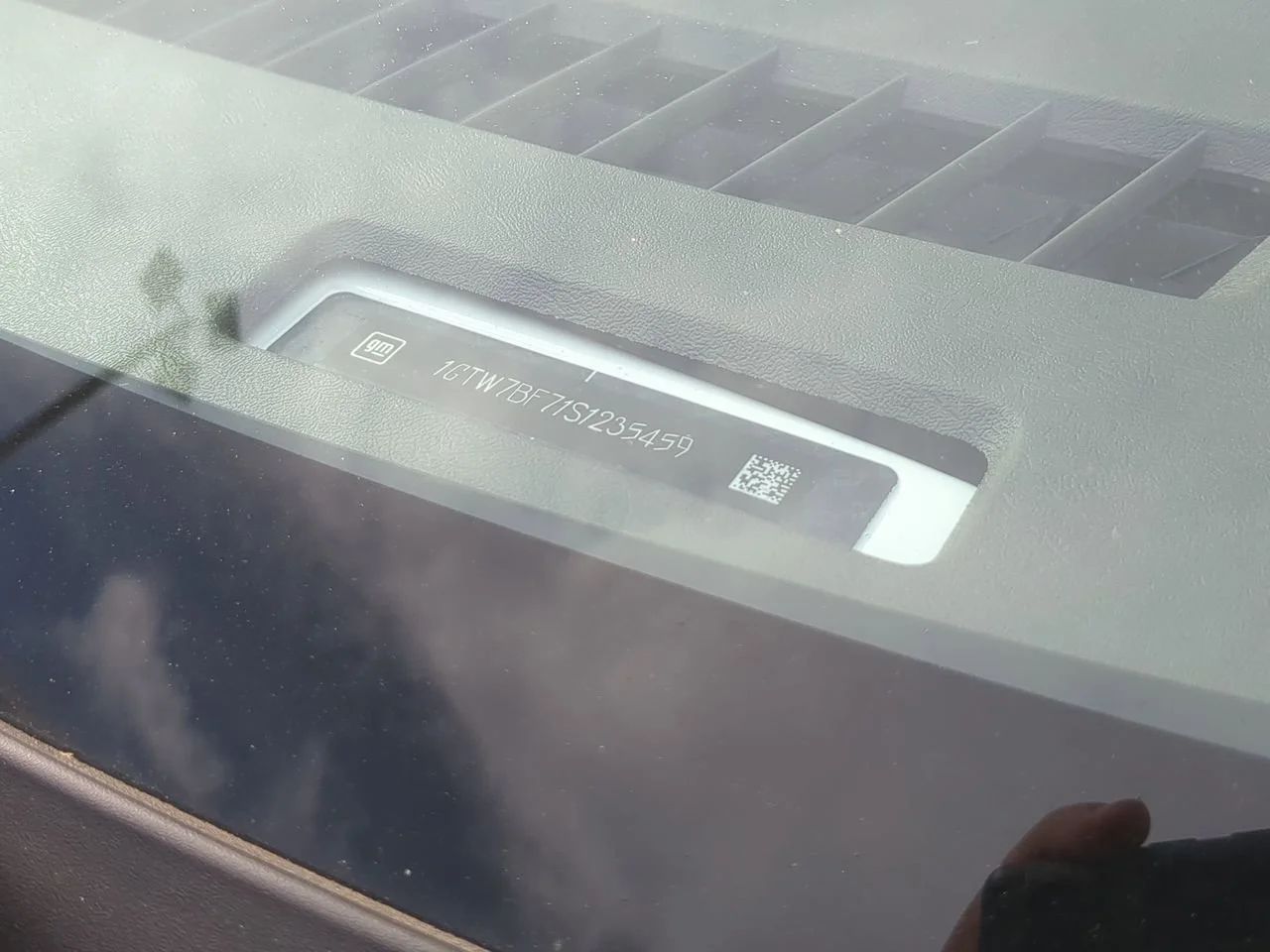 New 2025 Summit White GMC Work Van image 30