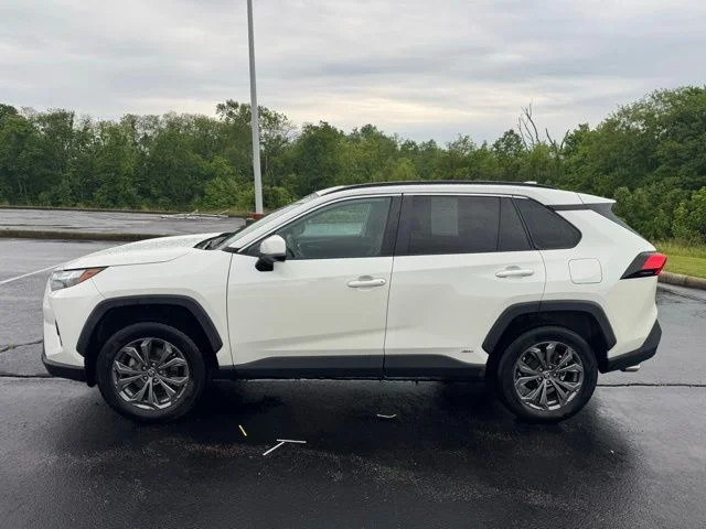 Used 2022 White Toyota XLE Premium image 6