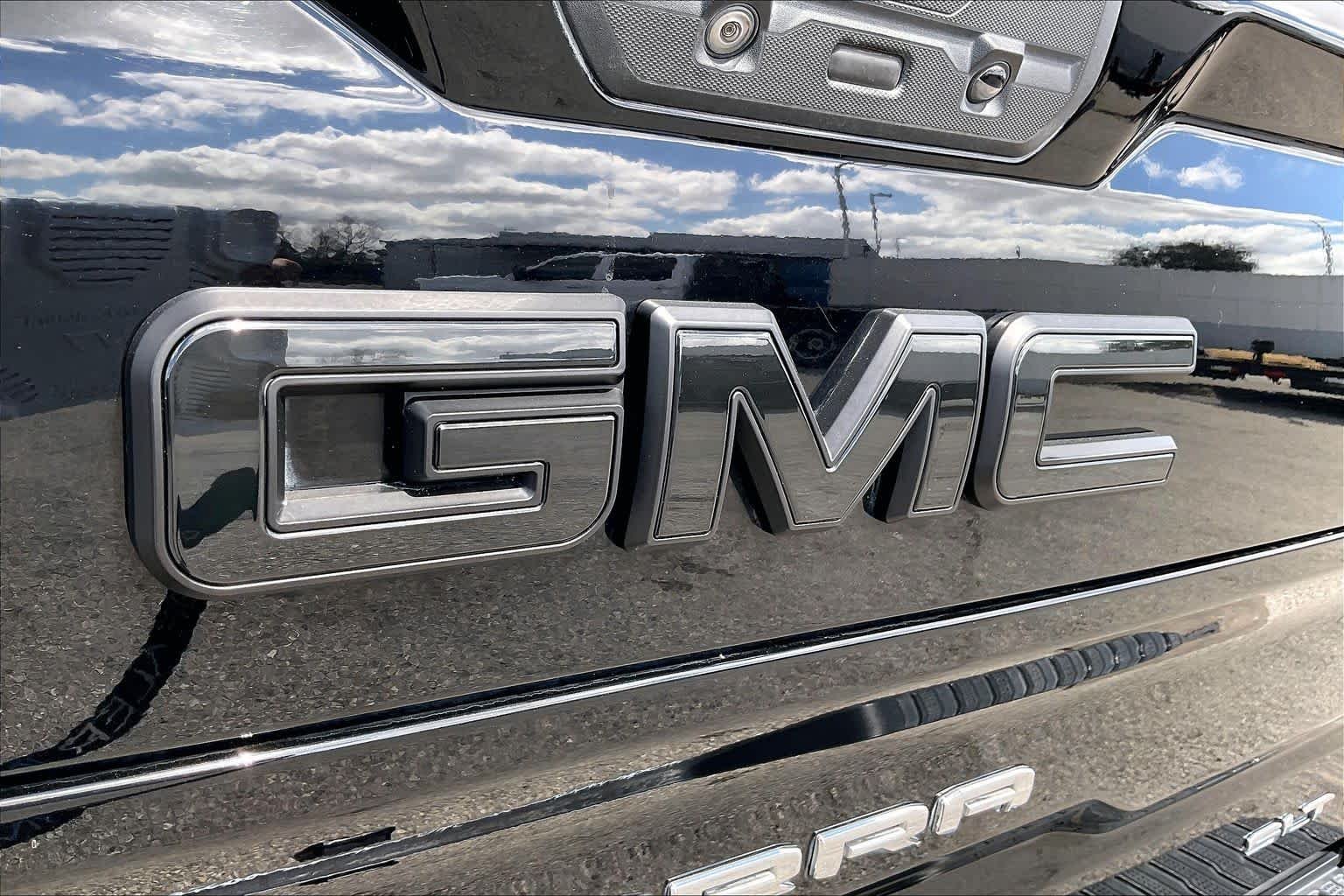 Used 2020 Onyx Black GMC SLT image 30