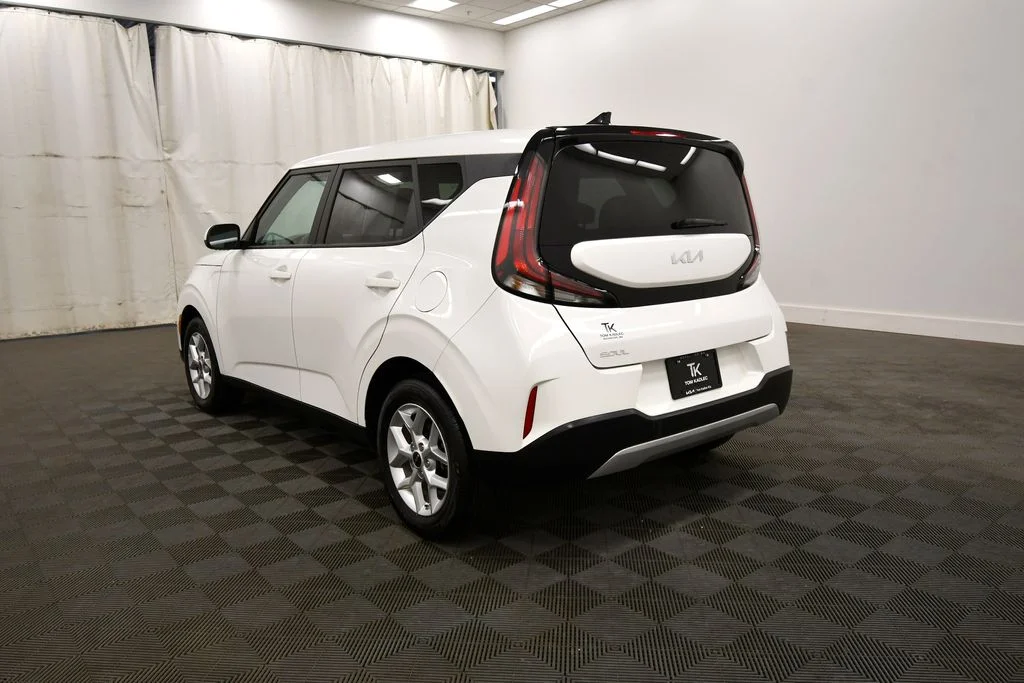 Certified Used 2025  Kia LX image 5