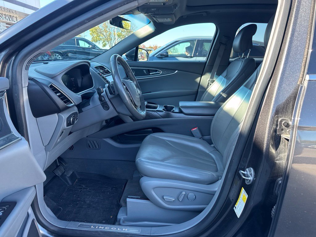 Used 2019 Gray Lincoln Reserve image 7