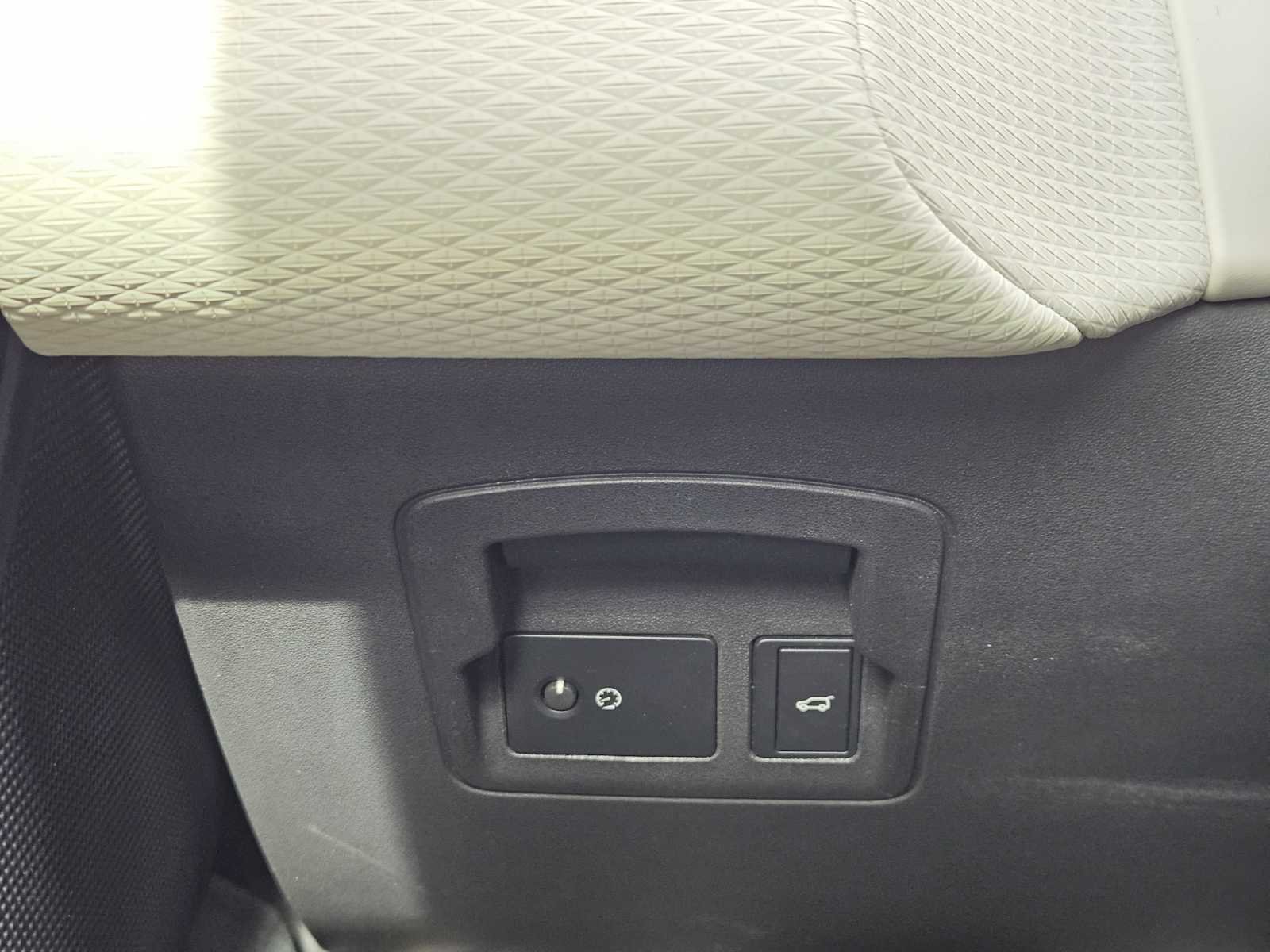 Used 2021 Eiger Grey Metallic Land Rover R-Dynamic S image 20