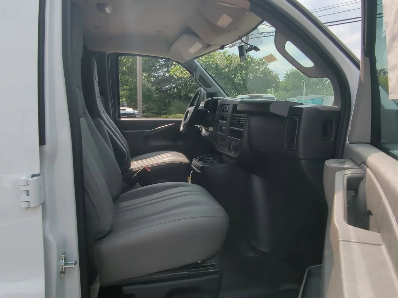 New 2025 Summit White GMC Work Van image 24