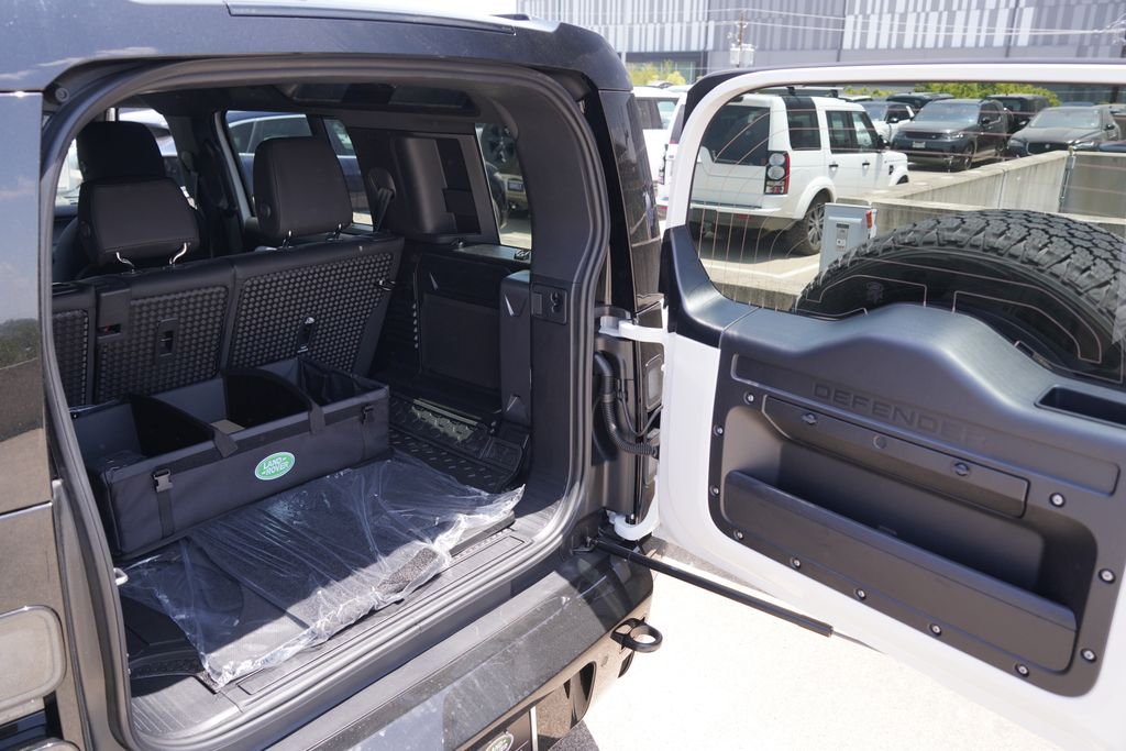 New 2026 Fuji White Land Rover X-Dynamic SE image 25