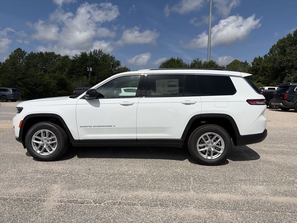 New 2026 Bright White Clear-Coat Exterior Paint Jeep Laredo X image 3