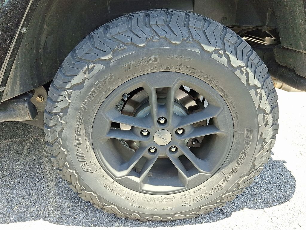 Used 2017 Black Jeep Unlimited Sahara image 7