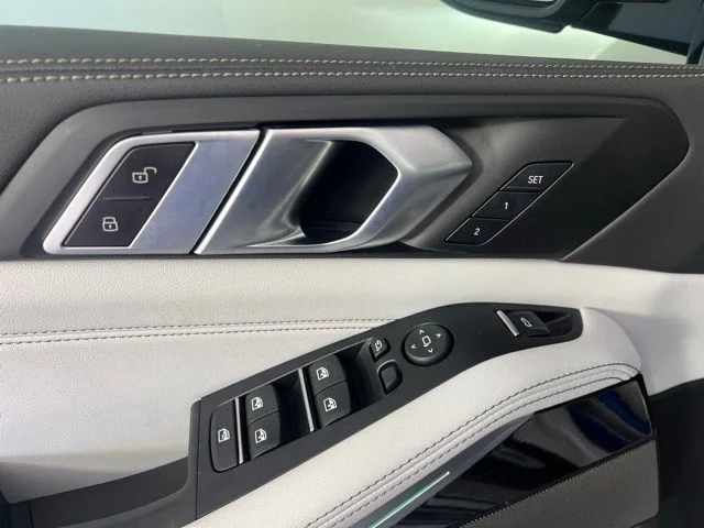 Used 2024 Gray BMW xDrive40i image 18