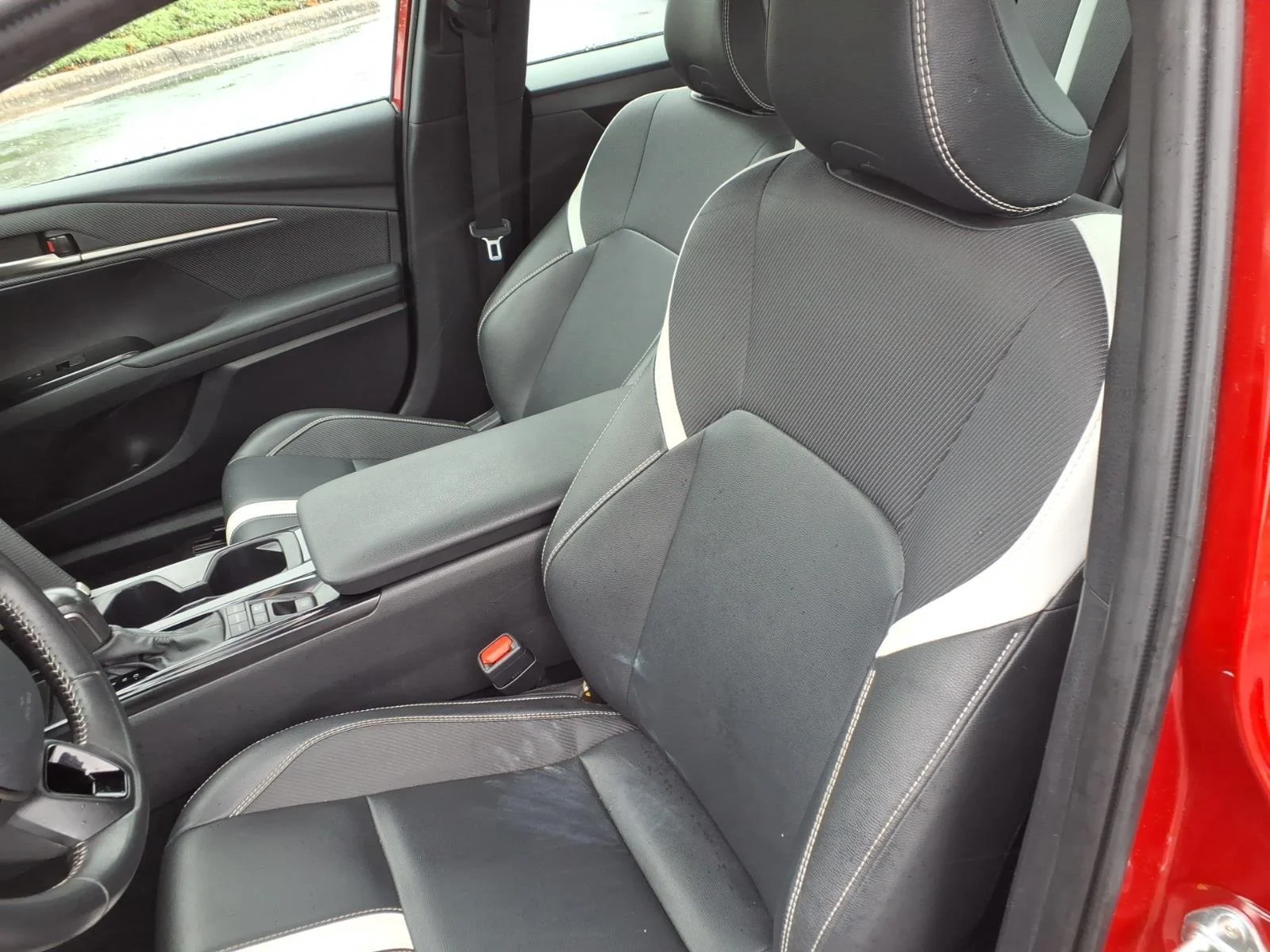 Used 2025  Toyota SE image 19