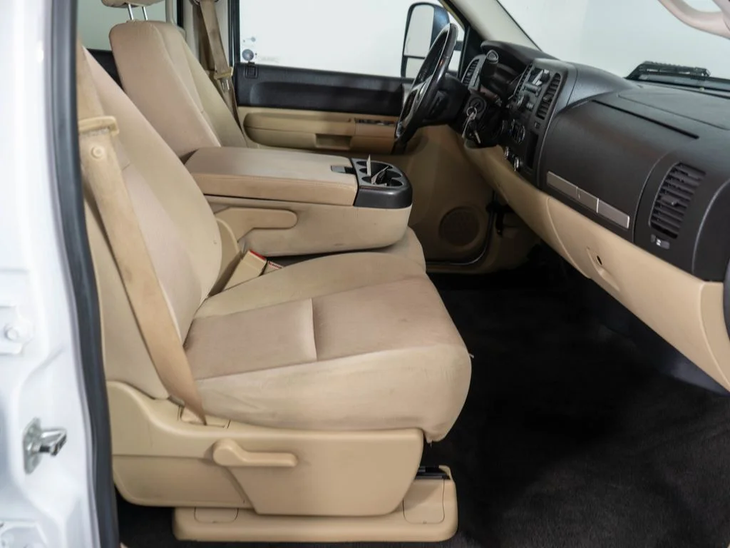 Used 2009 White Chevrolet Work Truck image 8
