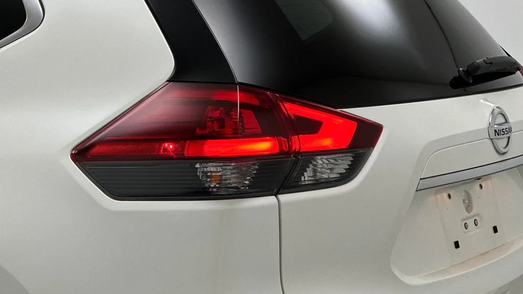 Used 2020 White Nissan SV image 27