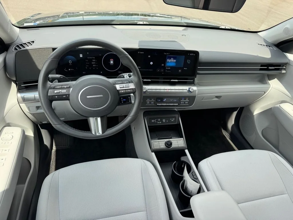 Used 2025 Black Hyundai SEL Convenience image 14