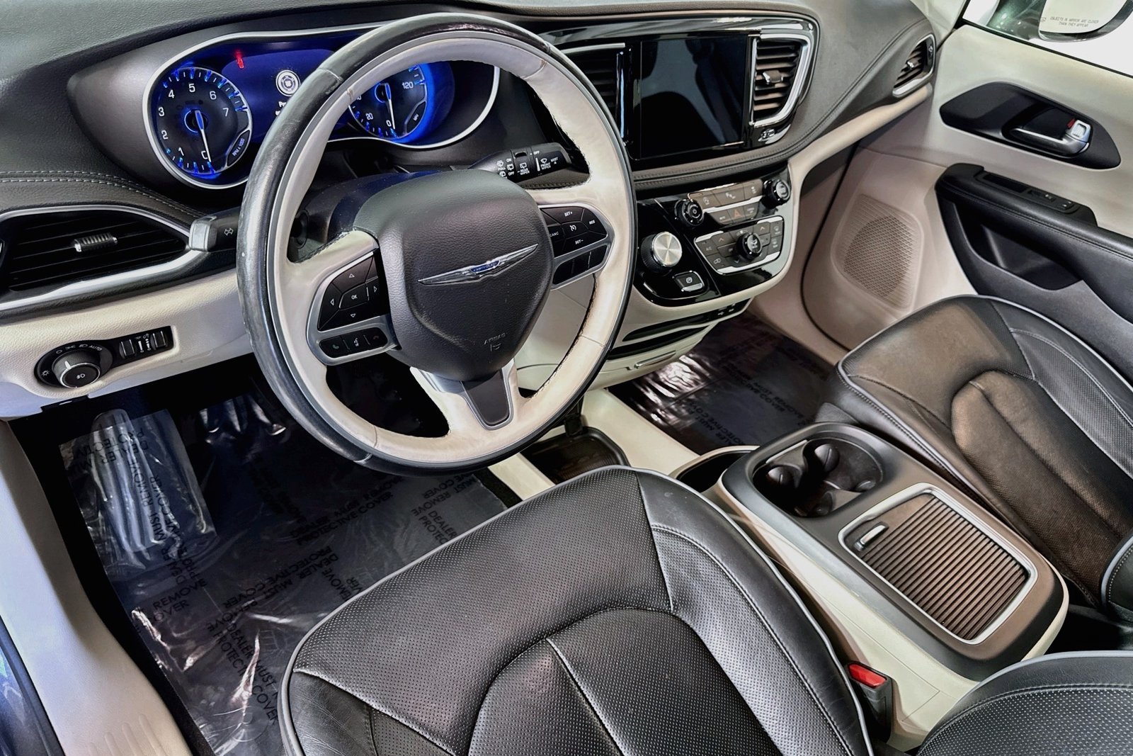 Used 2020 Granite Crystal Metallic Clearcoat Chrysler Limited image 9