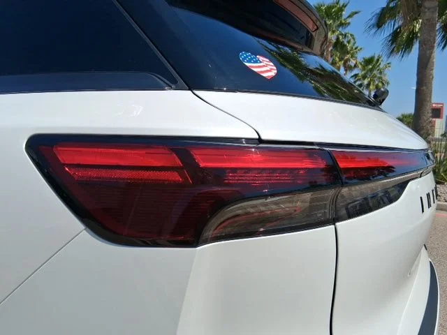 New 2026 2T RAD WHT INFINITI Sport AWD image 8