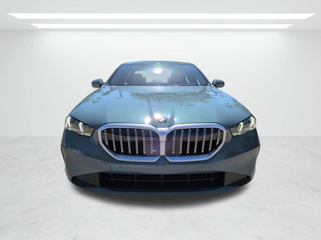New 2027 Cape York Green Metallic BMW 530i xDrive image 9