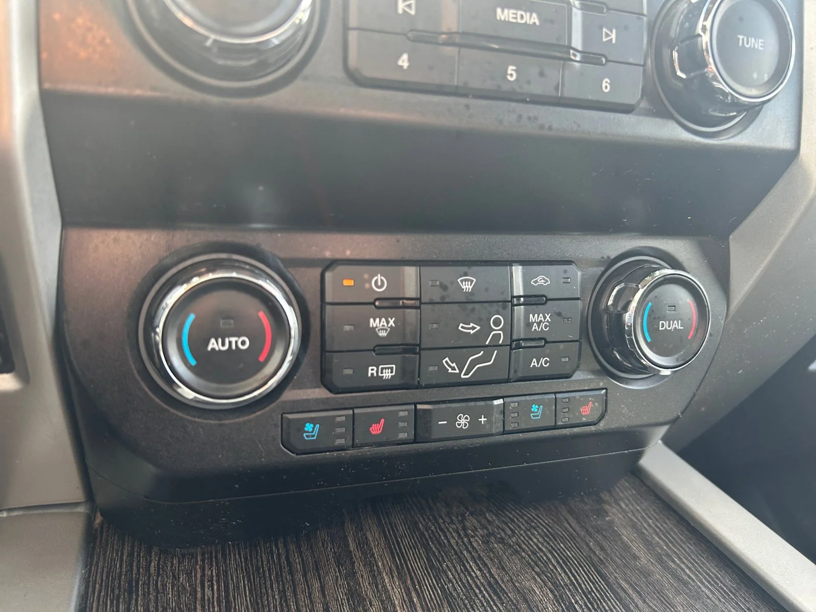 Used 2020 BLACK Ford LARIAT Dually Low Kms image 24