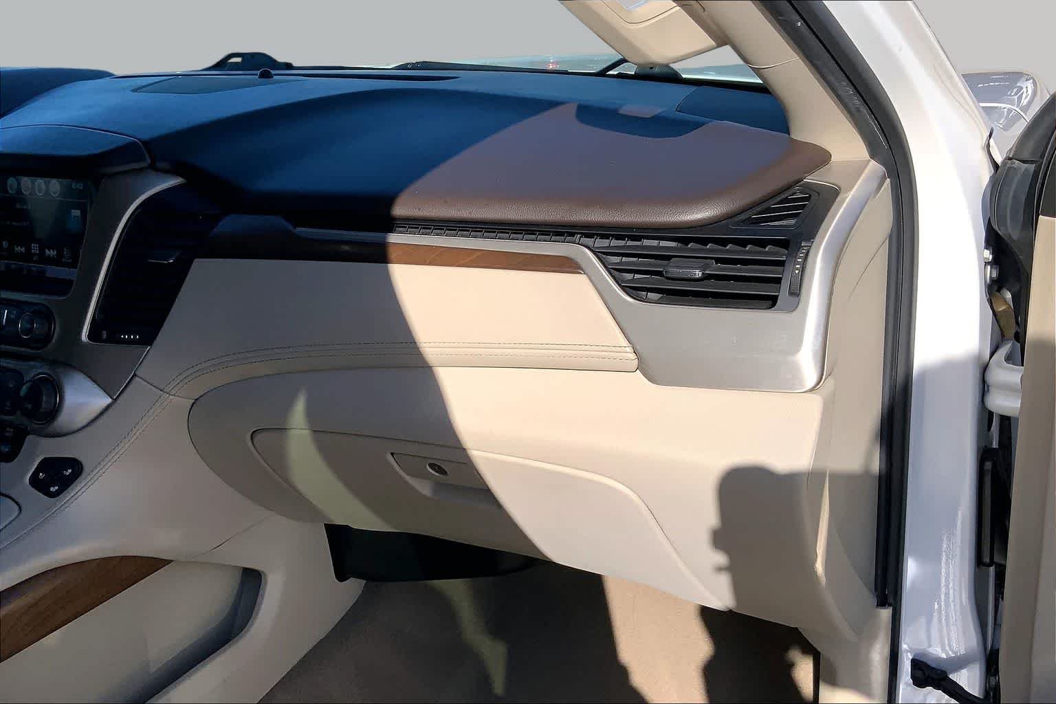 Used 2019 White Frost Tricoat GMC Denali image 19