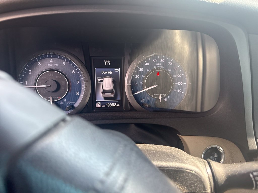 Used 2015  Toyota XLE image 3