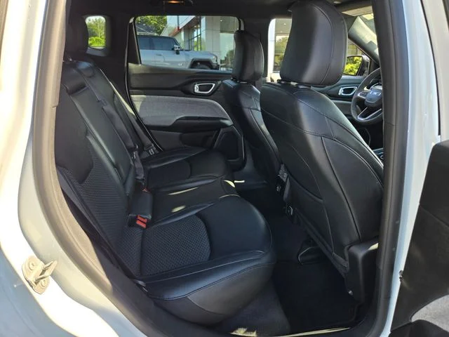 Used 2024 White Jeep Latitude image 20