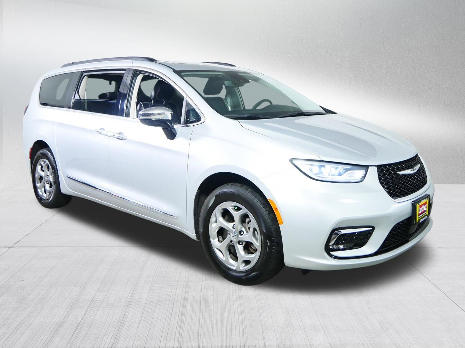 2023 Chrysler Pacifica Limited AWD's photo