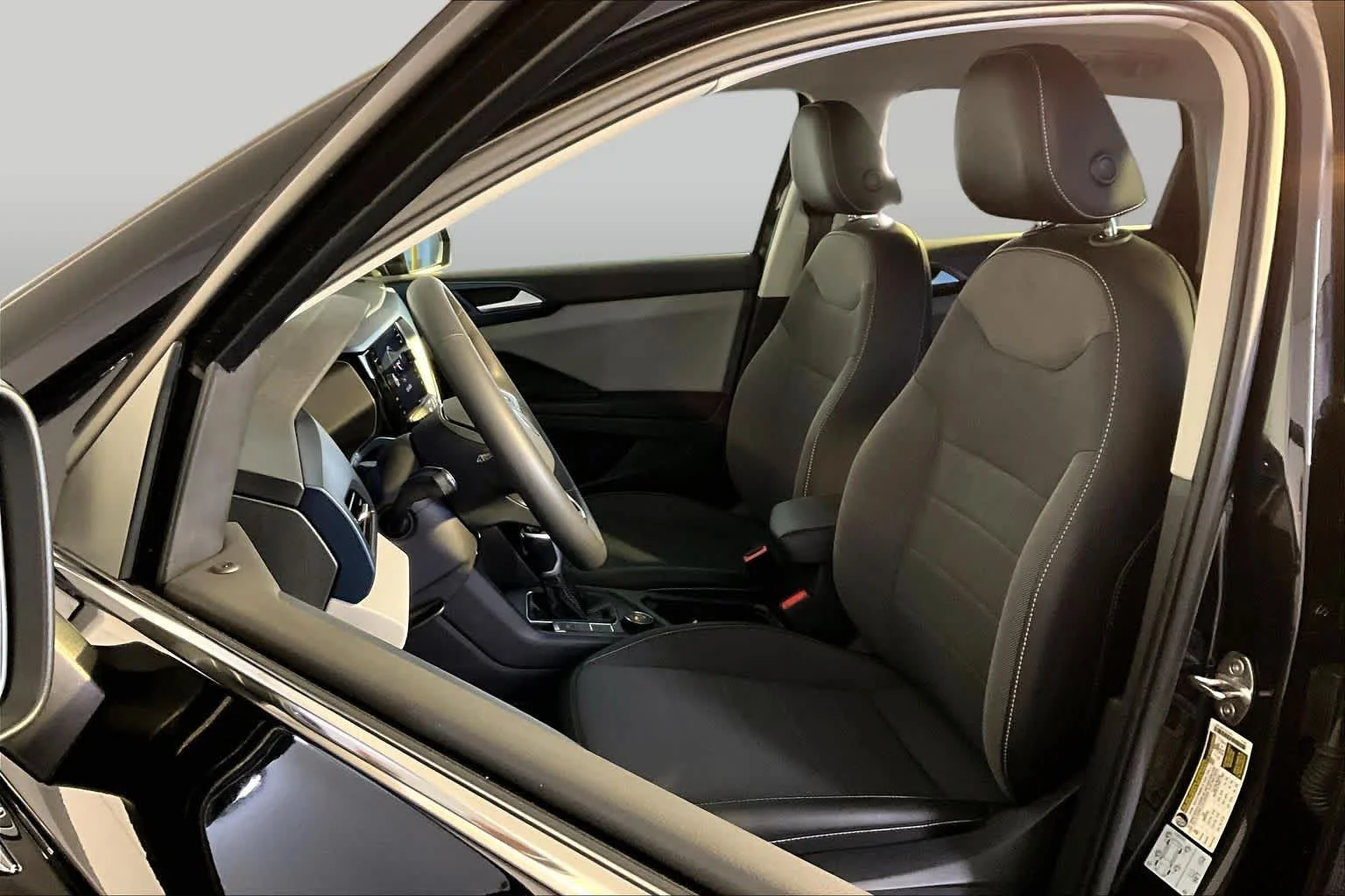 Used 2022 Deep Black Pearl Volkswagen SE image 9