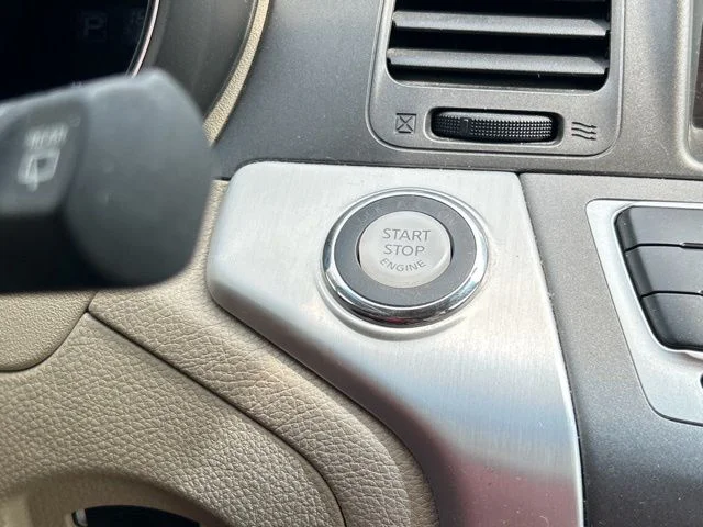 Used 2012 White Nissan SL image 39