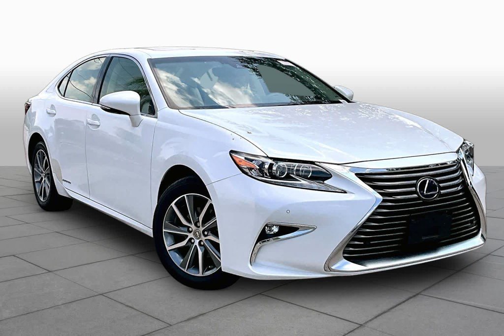 Used 2018 White Lexus 300h image 2