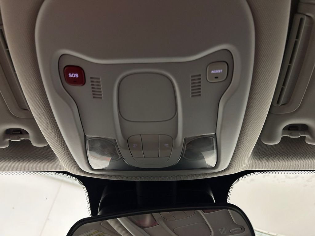 Used 2023 White Jeep Latitude image 29